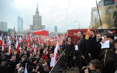 Patriotyczny marsz zakłócany przez chuliganów 