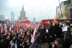 Patriotyczny marsz zakłócany przez chuliganów 