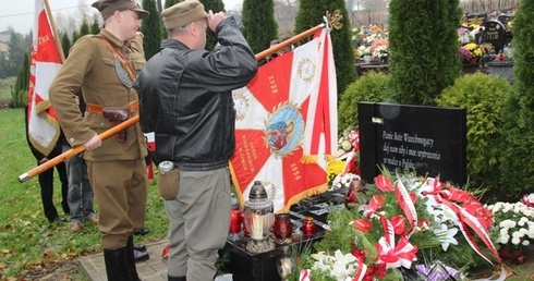 Grób wojenny Edwarda Biesoka "Edka" i 5 żołnierzy NSZ na cmentarzu w Mazańcowicach