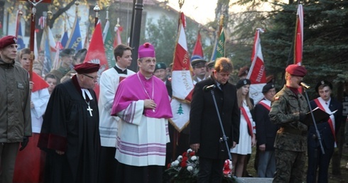 Bp Roman Pindel i bp Paweł Anweiler na cmentarzu wojskowym podczas Apelu Poległych 
