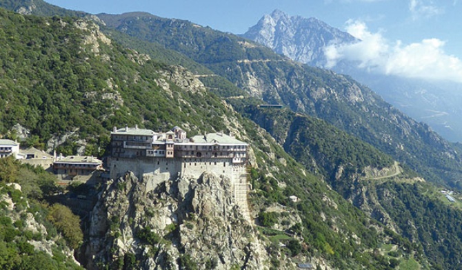 Nieziemski widok na klasztor Simonos Petras, w tle góra Athos 