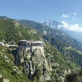 Nieziemski widok na klasztor Simonos Petras, w tle góra Athos 
