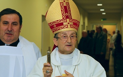 Bp Stefan Regmunt poświęcił budynek żarskiej placówki
