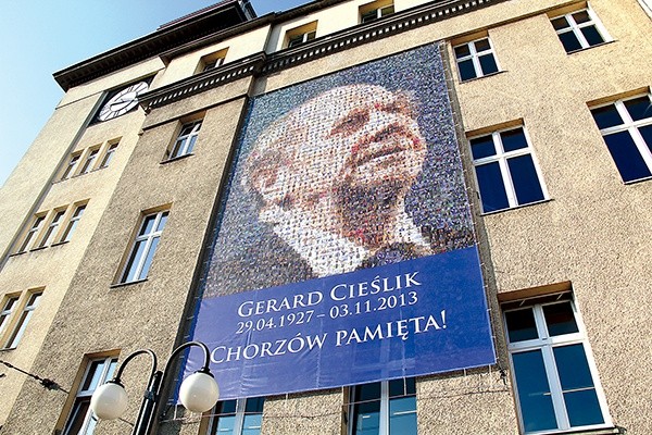  Zdjęcie Gerarda Cieślika na budynku Urzędu Miasta Chorzów