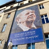  Zdjęcie Gerarda Cieślika na budynku Urzędu Miasta Chorzów