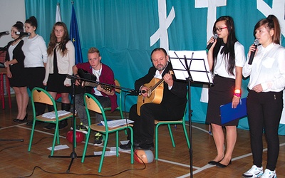  Młodzież z ZSP pod kierunkiem wicedyrektora Andrzeja Króla wystawiła montaż słowno-muzyczny