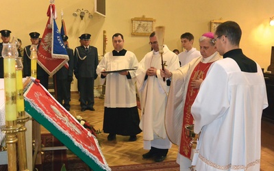 Biskup gliwicki święci sztandar