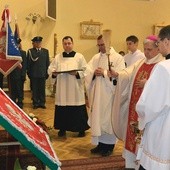 Biskup gliwicki święci sztandar