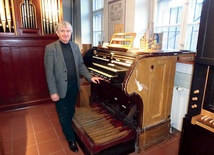 Prof. Julian Gembalski przy organach z kościoła NSPJ w Gliwicach