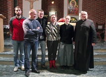  Organizatorzy IV Cecyliady na spotkaniu przygotowawczym. Od prawej:  ks. proboszcz Adam Kalina, s. Małgorzata Miliszewska, Anna Mocarska, Wojciech Mocarski, Dariusz Mocarski i Mariusz Wesołowski 