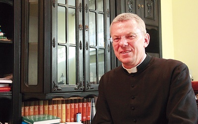  Przewodniczący Archidiecezjalnej Komisji Liturgicznej Archidiecezji Gdańskiej ks. prałat Edmund Skalski od 1995 r. organizuje kursy  dla fotografów i operatorów kamer