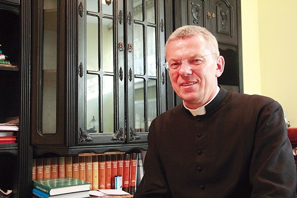  Przewodniczący Archidiecezjalnej Komisji Liturgicznej Archidiecezji Gdańskiej ks. prałat Edmund Skalski od 1995 r. organizuje kursy  dla fotografów i operatorów kamer