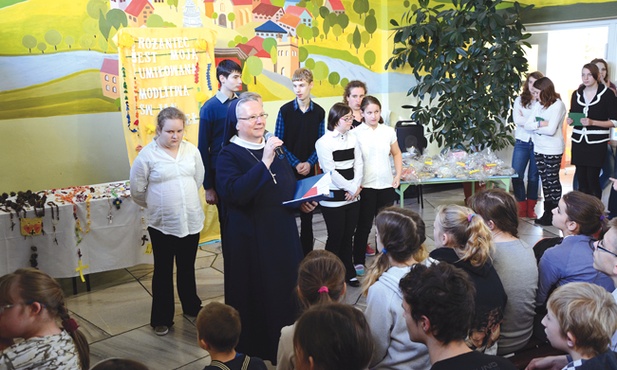Siostra Jolanta Radomyska poprowadziła apel, który podsumował konkurs „Paciorki dla Matki Boskiej” 