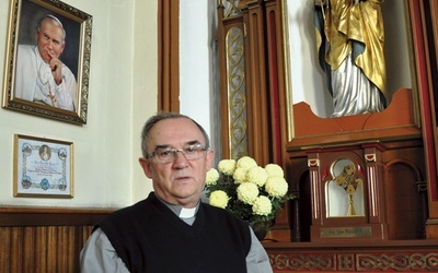 Proboszcz ks. Norbert Nowainski przy relikwiach Jana Pawła II