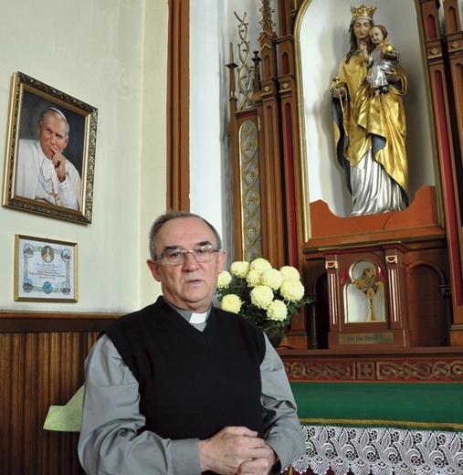 Proboszcz ks. Norbert Nowainski przy relikwiach Jana Pawła II