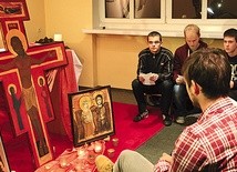  Koszalińscy licealiści i studenci spotkali się na modlitwie w kaplicy na plebanii. Śpiewali pieśni, wsłuchiwali się w słowo Boże i trwali w ciszy. Pierwszą część spotkania zakończyli zaniesieniem próśb do Boga, a w drugiej czytali Pismo Święte i rozmawiali o nim