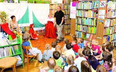  Biblioteka to dziś więcej niż wypożyczalnia. W placówce przy Nowym Świecie dzieci mogą uczestniczyć w niezwykłych spektaklach