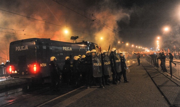 Zniszczenia po zamieszkach w stolicy - 90 tys. zł 