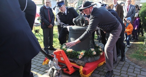 Simoradzcy strażacy i członkowie Bractwa Jakubowego wprowadzają "Jakuba"do swojego kościoła