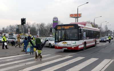 Mundurowych w działaniach wsparła Sylwia Socha, radomska instruktorka zumby