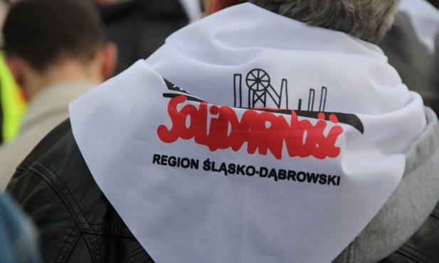 Postawieni pod ścianą