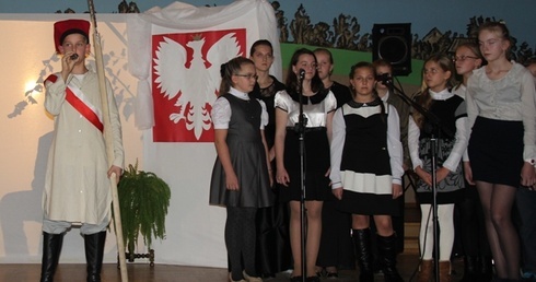 Patriotyczne przedstawienie przygotowali uczniowie Szkoły Podstawowej im. ks. Stefana Wojtyłki w Starej Wsi