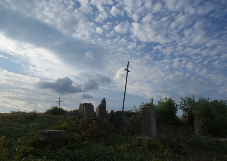 Polscy wolontariusze porządkowali m.in. cmentarz w Rożyszczu na Ukrainie