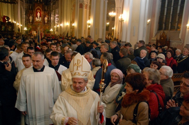 Podziwiam sukcesy duszpasterskie i organizacyjne Księdza Arcybiskupa Zygmunta Zimowskiego - fragment podziękowania wypowiedzianego przez bp. Tomasika