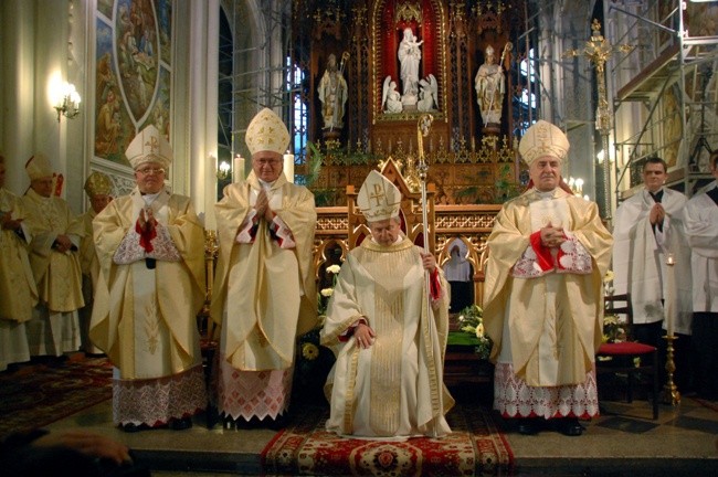 Stoją od lewej: abp Stanisław Nowak, metropolita częstochowski, abp Zygmunt Zimowski i abp Józef Kowalczyk