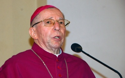 Bp Stefan Siczek ogłasza decyzję Benedykta XVI o mianowaniu bp. Henryka Tomasika ordynariuszem diecezji radomskiej 