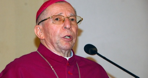 Bp Stefan Siczek ogłasza decyzję Benedykta XVI o mianowaniu bp. Henryka Tomasika ordynariuszem diecezji radomskiej 