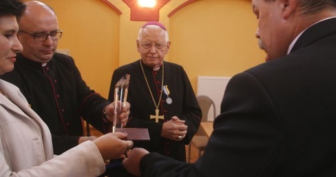 Legnickie Pole uhonorowało biskupa
