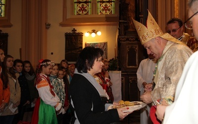 W procesji z darami dyrektor szkoły Mariola Dylewska-Mitoraj