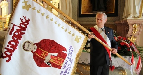 Sztandar związkowy z wizerunkiem bł. ks. Jerzego Popiełuszki
