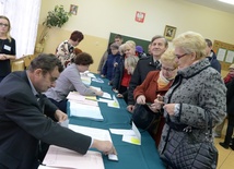 Najliczniej lokale wyborcze zapełniały się po Mszach św.
