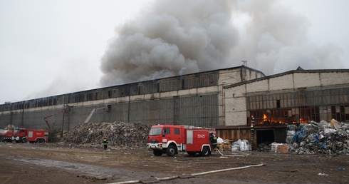 Porawentowska hala, w której składowane były odpady komunalne, spaliła się w 70 proc.