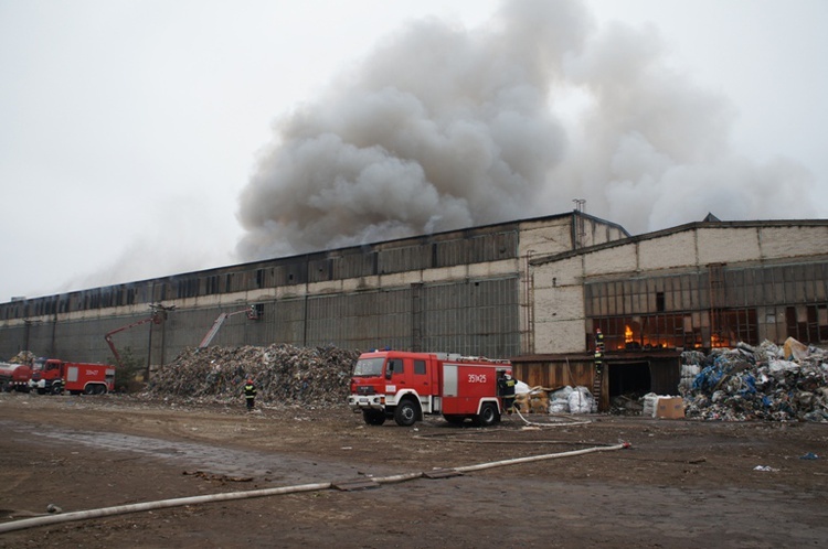 Porawentowska hala, w której składowane były odpady komunalne, spaliła się w 70 proc.