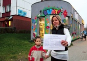 Anna Dudek (na zdjęciu z pięcioletnim synem Kubą) czeka na podpisy  w kwiaciarni Galeria u Sąsiadek na osiedlu Paderewskiego w Katowicach