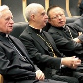 Od prawej: bp G. Ryś, abp R. Fisichella oraz abp senior D. Zimoń