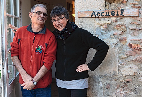 Alina z Centrum Duchowości i podopieczny Yvon odpowiedzialny za przyjmowanie gości stoją przed recepcją