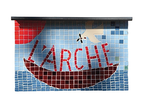 Symbolem wspólnoty jest arka płynąca  przez morze 