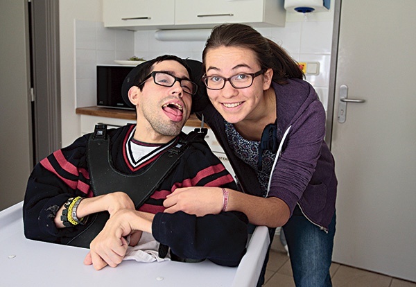  Dla Georgesʼa najważniej-szym wydarzeniem dnia jest uczestnictwo we Mszy św. Na zdjęciu ze swoją asystentką Miriam