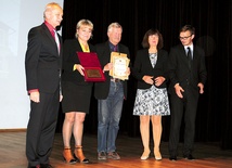 Grażyna Wdowiak-Praga (druga z lewej) odbiera nagrodę w imieniu wspólnoty mieszkaniowej