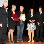 Grażyna Wdowiak-Praga (druga z lewej) odbiera nagrodę w imieniu wspólnoty mieszkaniowej