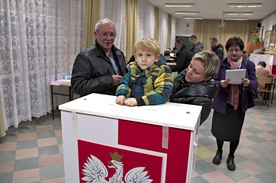 Głosowanie w komisji wyborczej w Kędzierzynie-Koźlu
