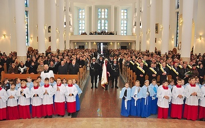  Wierni uczestniczący w jubileuszowej Mszy św.