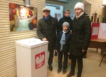  Do urn na Lubelszczyźnie mieszkańcy przychodzili całymi rodzinami