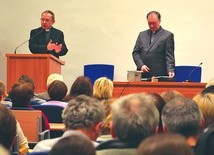  Gościem listopadowego spotkania był o. Jerzy Seremak, jezuita (z prawej)