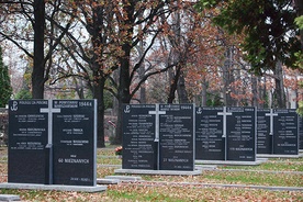  Cmentarz Powstańców Warszawy jest największą nekropolią wojenną  w stolicy
