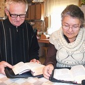 Maria i Janusz Kuśmirkowie, oprócz codziennego Różańca, raz w miesiącu odmawiają Oficjum za zmarłych